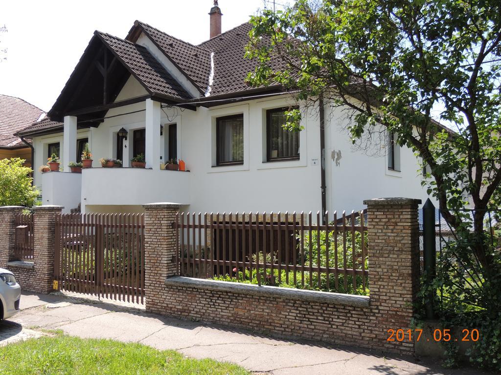 Eszter Apartman Eger Exterior foto