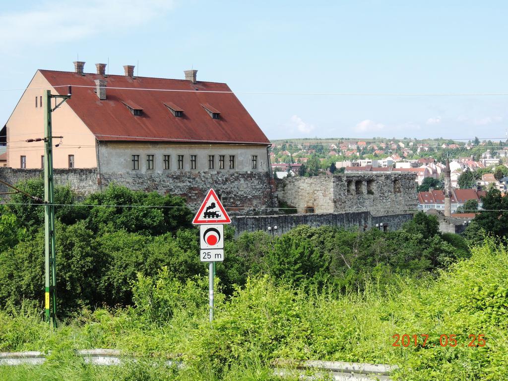 Eszter Apartman Eger Exterior foto